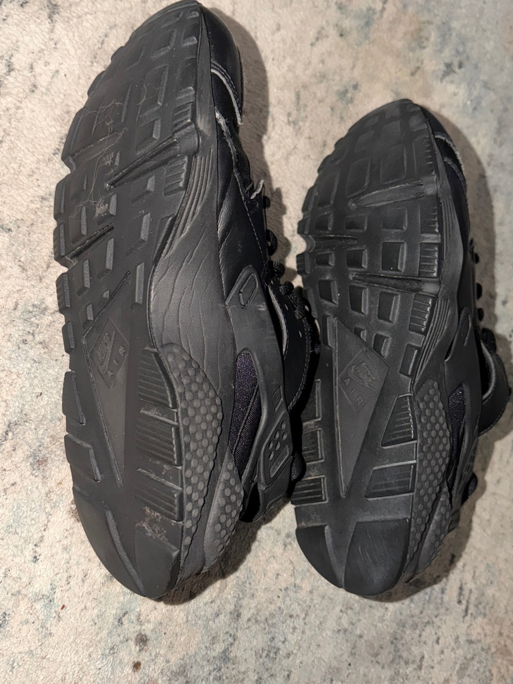 Nike All-Black Huarache Style Men's Sneakers size 9 - Picture 2 of 4